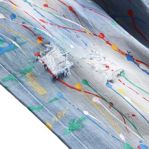 Short en jean bleu clair avec taches de peinture et détails de déchirures usées
