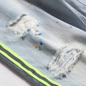 Jean bleu clair pour homme avec détails déchirés, taches de peinture et bandes néon