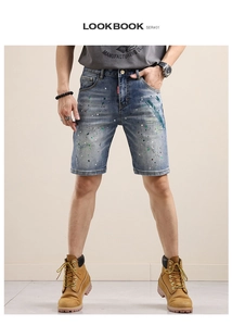 Détail de short en jean avec éclaboussures de peinture multicolores et étiquette rouge