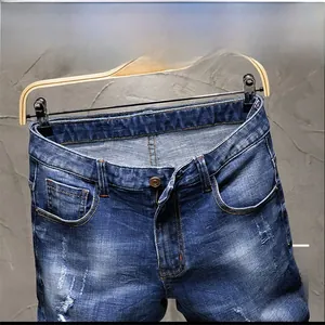 Detailansicht der bestickten blauen Herren-Jeansshorts mit Waschung und Metallknopf