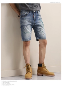 Détail du short en jean avec éclaboussures de peinture et étiquette rouge distinctive