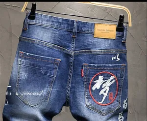 Detail der roten chinesischen Stickerei auf der Gesäßtasche der blauen Denim-Shorts