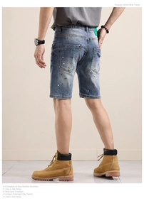 Vue détaillée du dos d'un short en jean pour homme avec des éclaboussures de peinture verte