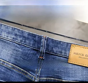 Detailaufnahme der Jeans-Shorts für Herren mit gelbem Lederpatch und orangefarbenen Nähten