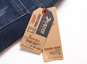 Vue détaillée de la taille du jean bleu foncé avec étiquettes en papier et surpiqûres jaunes