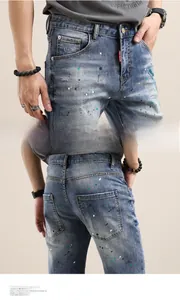 Gros plan détaillé du short en jean bleu clair avec éclaboussures de peinture et patch logo