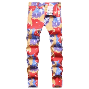 Schmal geschnittene Herren-Jeans mit lebhaftem Kunst-Graffiti und bunten Batik-Mustern