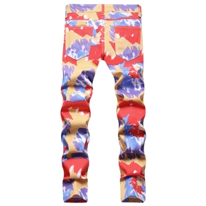 Schmal geschnittene Herren-Jeans mit lebhaftem Mehrfarben-Batikdruck und klassischem 5-Pocket-Design