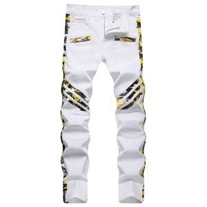 Jean biker blanc pour homme avec empiècements camouflage jaune et genoux plissés stretch