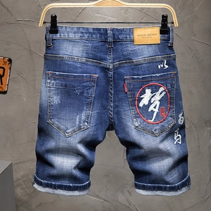 Herren Denim Shorts in Blau mit chinesischer Stickerei und Leder-Marken-Patch