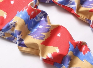 Detailaufnahme des Graffiti-Prints und der Denim-Textur auf Slim-Fit-Herren-Camouflage-Jeans