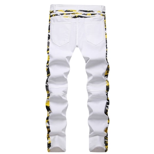 Détail du jean blanc slim avec patchwork camouflage jaune et plis motard aux genoux