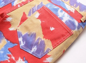 Nahaufnahme der Tie-Dye-Jeans mit Fokus auf die Gesäßtasche und die Nahtdetails des Stoffs