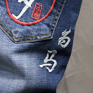 Herren-Stretch-Jeansshorts in Blau mit chinesischer Stickerei und gewaschener Textur