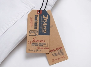 Detailaufnahme der weißen Denim-Textur mit hochwertigen Leder-Modeetiketten