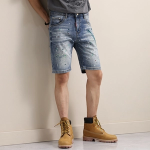 Short en jean bleu clair pour homme avec taches de peinture et étiquette rouge chic