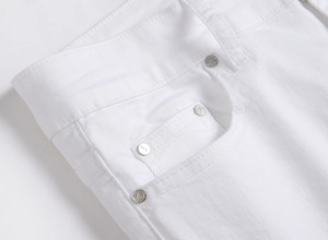 Detailansicht der weißen Stretch-Jeans mit silbernen Nieten und Premium-Nähten