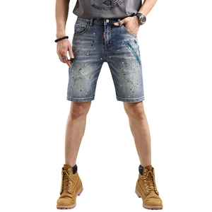 Short en jean ajusté pour hommes avec éclaboussures de peinture colorées et détails usés