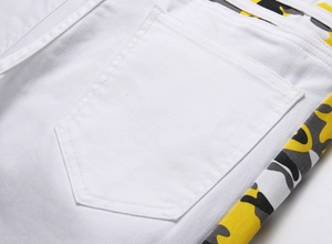 Gros plan détaillé du denim blanc avec patchwork camouflage latéral et poches plaquées