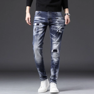 Jean slim pour homme bleu foncé avec taches de peinture et patchs de style urbain tendance