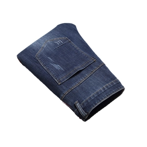 Jean en denim bleu foncé classique avec surpiqûres contrastées et détails usés à l'arrière