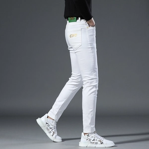 Men's slim fit white denim jeans with embroidered pockets in a stylish urban look