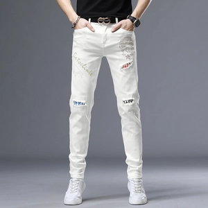 Jean blanc slim pour homme avec déchirures, sequins tête de mort et imprimés urbains