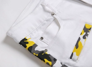 Détail de la poche en denim blanc avec coutures camo et rivets métalliques gravés