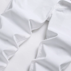 Schmal geschnittene weiße Herrenjeans mit hochwertigen Nähten und robuster Twill-Textur