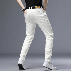 Vue arrière du jean blanc délavé coupe slim pour homme avec ceinture en cuir noir et poches dos