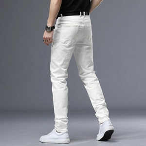 Jean blanc ajusté pour homme avec design classique à cinq poches et détails en V au dos