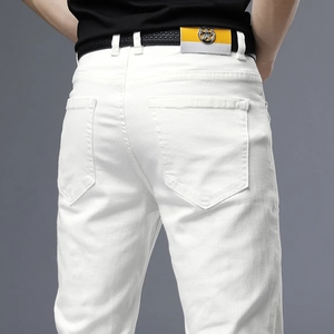 Détail du jean blanc montrant la poche arrière et la ceinture avec étoile en métal