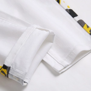 Jean blanc stretch pour homme avec bande latérale camouflage et détail d'ourlet retroussé