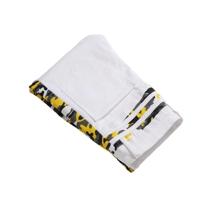 Jean en denim blanc extensible coupe ajustée pour homme avec patchwork camouflage coloré