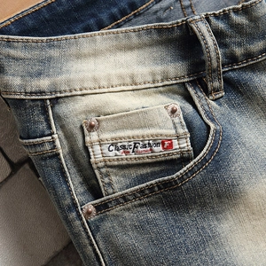 Short en jean rétro pour homme avec étiquette mode et détails de rivets vintage