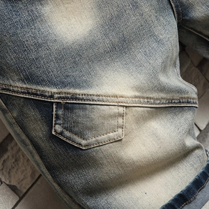 Détail de short en jean vintage avec coutures doubles et texture de coton lavé de haute qualité
