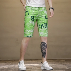 Détails du short vert pour homme avec imprimés de lettres et motifs tie-dye élégants