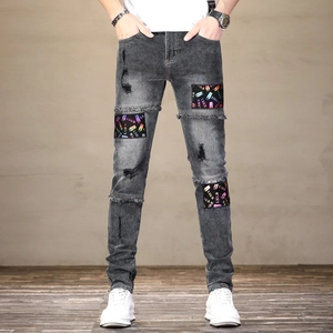 Jean Slim Fit Streetwear pour Hommes en Denim Lavé Mélange de Coton Avec Patchs Imprimés de Lettres Colorées et Détails Déchirés