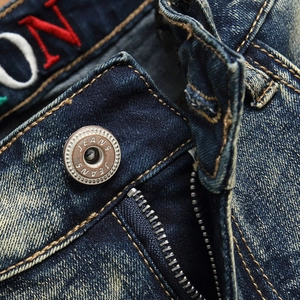 Men's vintage denim shorts featuring retro metal hardware and waist embroidery details