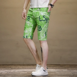 Short en jean vert fluo pour homme avec effet tie-dye blanc et motifs graffiti