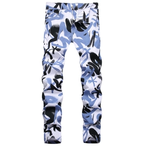 Jean blanc ajusté pour hommes avec imprimé graffiti bleu et noir de style urbain