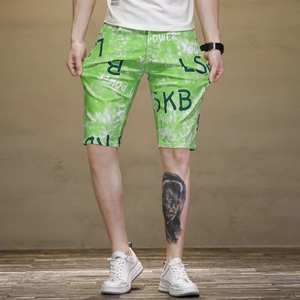 Short d'été vert tie-dye pour hommes avec imprimé graphique et coupe ajustée moderne