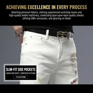 Jean blanc ajusté pour homme avec broderie tête de mort et motifs d'étoiles cloutées