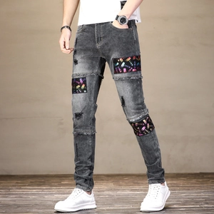 Jean slim gris délavé pour homme avec patchs colorés et détails de déchirures usées