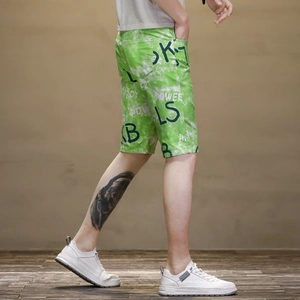 Vue latérale du short tie-dye vert pour hommes avec imprimé lettres urbain