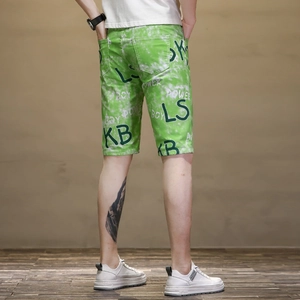 Détail du short tie-dye vert pour homme avec imprimé lettrage blanc à l'arrière