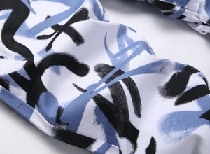 Vue macro détaillée de l'imprimé graffiti abstrait bleu et noir sur tissu denim sergé