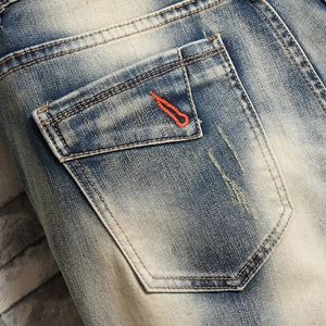 Short en jean rétro bleu pour homme avec doubles poches arrière et broderie orange