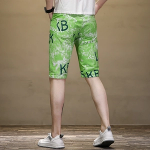 Vue arrière détaillée du short vert tie-dye pour homme avec imprimé lettres urbaines