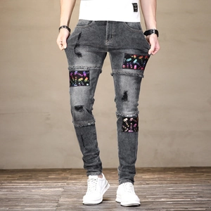 Détail du jean slim gris délavé pour homme avec patchs colorés LSKB et effets déchirés